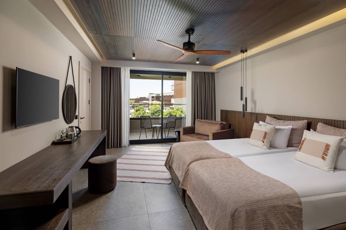 Standart Havuz Manzaralı Oda